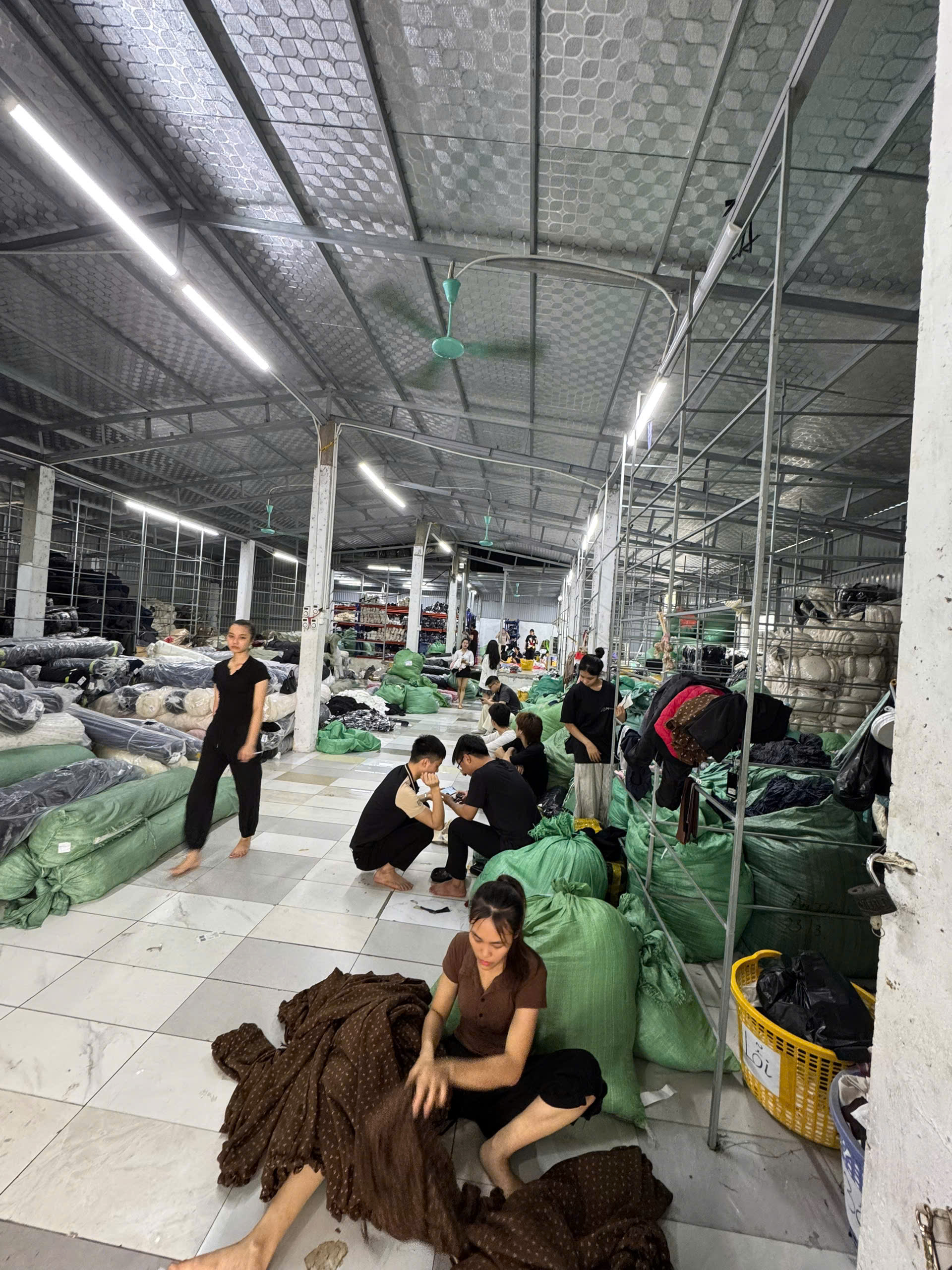 Kho hàng tại xưởng may Thảo Xưởng Sỉ ở Ba Vì, Hà Nội — nơi chuẩn bị đơn nhập sỉ áo phao mùa đông